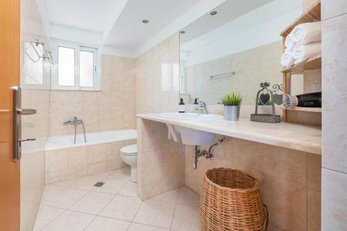 Koupelna v ubytování Einalia Holiday Homes by the Beach