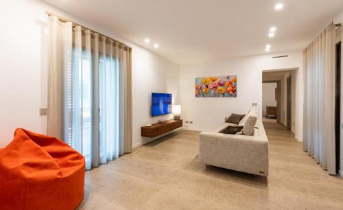 a living room with a couch and a tv at VENTO DI GISIRA in Brucoli
