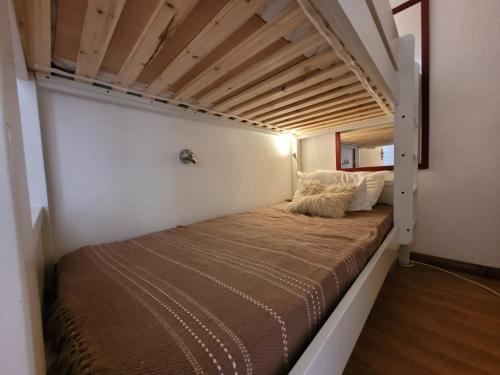 Ce lit se trouve dans un dortoir doté de lits superposés. dans l'établissement Appartements Ski Spa & Confort Orelle-3 vallées, à Orelle