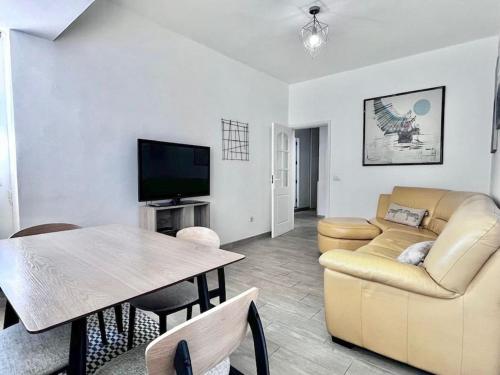 a living room with a couch and a table at Apartamento en Ciudad Jardín in Las Palmas de Gran Canaria