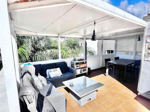 a living room with a couch and a table at Apartamento en Ciudad Jardín in Las Palmas de Gran Canaria