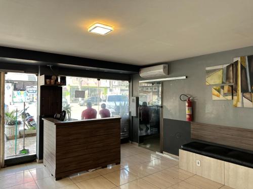 马卡帕Xenius Hotel - Apt Particular的一间两人坐在柜台的餐厅