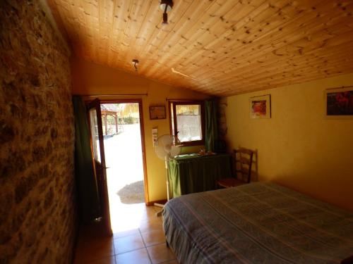 Postel nebo postele na pokoji v ubytování Les gites et chambres d'hôtes du Mas de bouzou