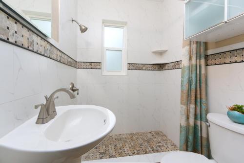 Et badeværelse på Tropic Terrace