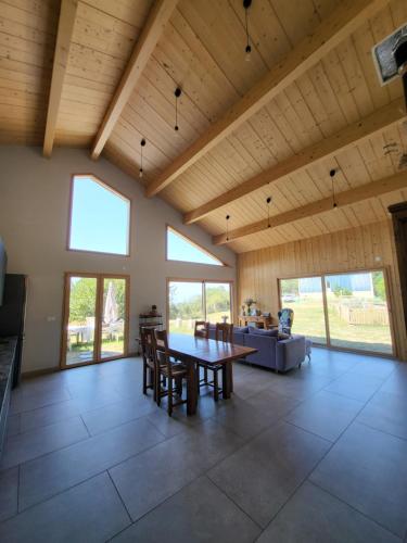 Elle comprend un grand salon doté d'un plafond en bois et d'une table. dans l'établissement Mas bajande, à Estavar