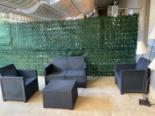 a room with two chairs and a green wall at Musetta sicilian hospitality in Milazzo