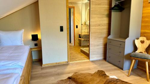 Katil atau katil-katil dalam bilik di Alpen Lodge Riezlern