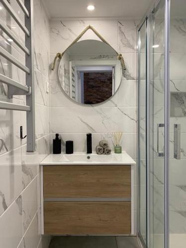 a bathroom with a sink and a mirror at Lugar da Borralheira in Verdelhos