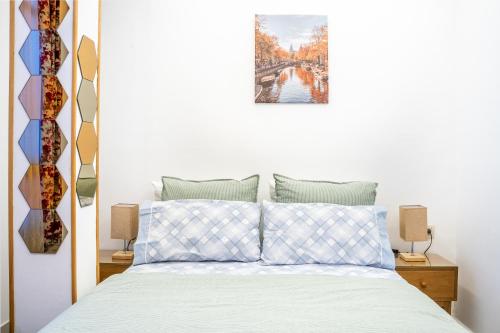 Ένα ή περισσότερα κρεβάτια σε δωμάτιο στο Piso Moderno cerca del Mar, Fibra óptica y Aire Acondicionado