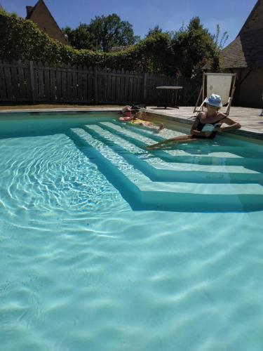 - une piscine pour deux personnes dans l'établissement Manoir de Buis, à Saint-Célerin