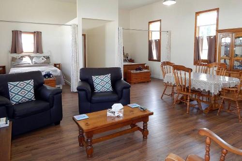ein Wohnzimmer mit Sofa und Tisch in der Unterkunft Old Schooling Summer Cottage in OʼLeary
