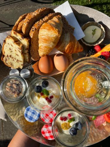 Mollenvlied في Vaassen: طبق من الطعام مع الخبز والبيض على الطاولة