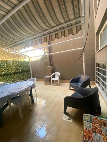 a living room with a table and chairs at Musetta sicilian hospitality in Milazzo