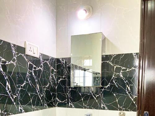 a bathroom with a large mirror and a sink at Lar Amorosa Studios in Sangolda