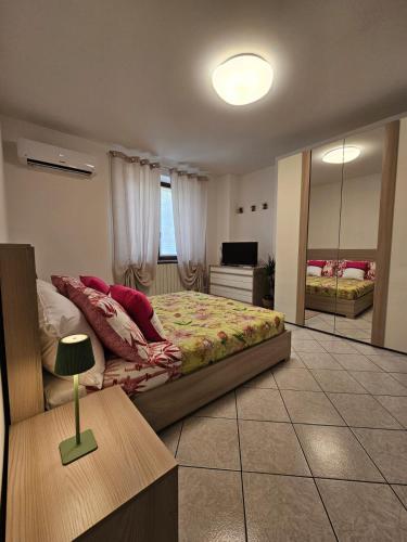 a bedroom with a large bed and a mirror at Sveva Haven Malpensa in Case Nuove