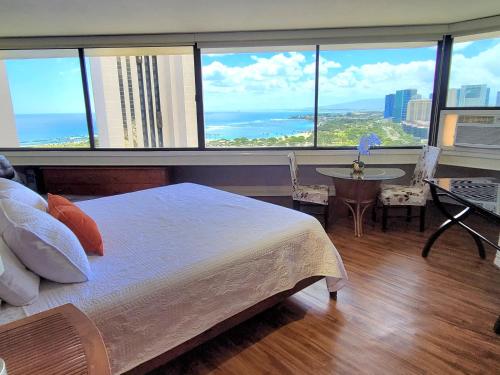 Waikiki Studio Steps to Beach-Mall Free Parking-WiFi_2