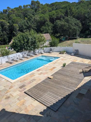 une piscine avec des chaises longues et une piscine dans l'établissement Studio victoria, à Cornillon