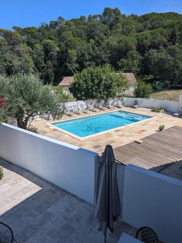 - une piscine sur le côté d'une maison dans l'établissement Studio victoria, à Cornillon