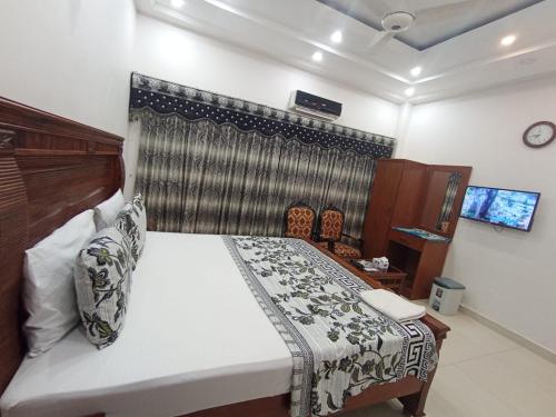 Ein Bett oder Betten in einem Zimmer der Unterkunft Hotel Royal Residency