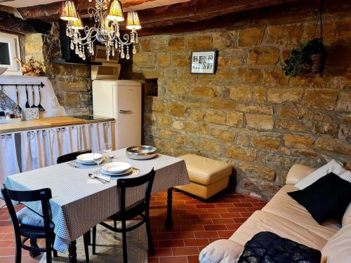 tavolo e sedie in cucina con sala da pranzo di Casa Villanova ROMANCE a Sečovlje