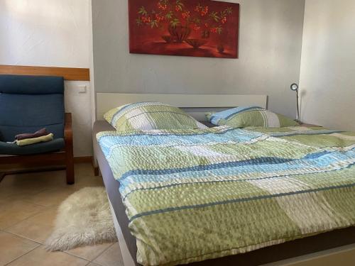 Una cama o camas en una habitación de Ferienzimmer Oelhaf Zimmer in Grau Self Check-In mit Key Tresore