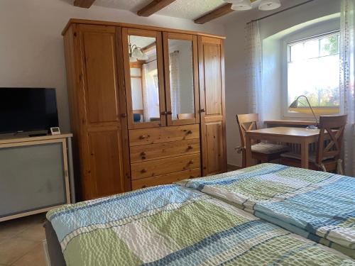 Una cama o camas en una habitación de Ferienzimmer Oelhaf Zimmer in Grau Self Check-In mit Key Tresore