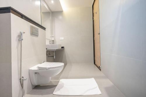 Koupelna v ubytování HOTEL SURYA GRAND