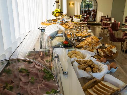 a buffet line with many different types of food at Giardino Dei Principi d'Abruzzo in Citta' Sant'Angelo