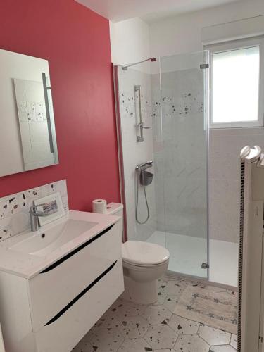 une salle de bain avec toilettes et douche en verre dans l'établissement La Maison des Pins, à Barbâtre