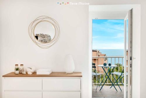 Camera bianca con specchio e balcone. di Sea View a Riomaggiore