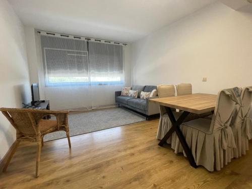 a living room with a table and a couch at L'apartament de Carol in Deltebre