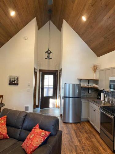 Η κουζίνα ή μικρή κουζίνα στο Elk Ridge Village 301B Cozy Cabin with views of Flathead Lake