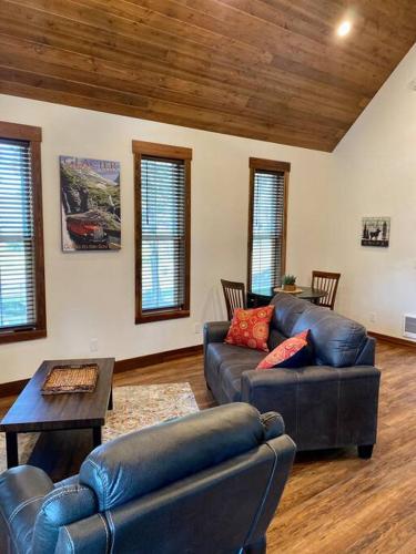 Χώρος καθιστικού στο Elk Ridge Village 301B Cozy Cabin with views of Flathead Lake