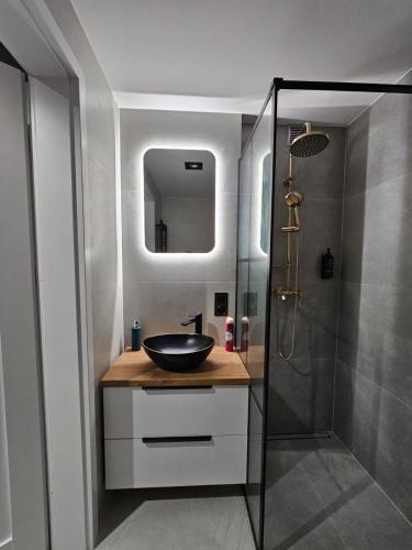 a bathroom with a sink and a shower at Apartament z Klimatyzacja in Radom