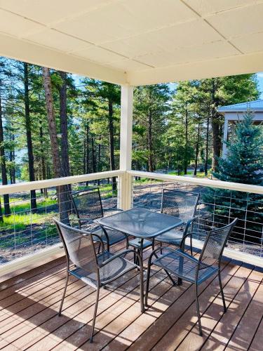Μπαλκόνι ή βεράντα στο Elk Ridge Village 301B Cozy Cabin with views of Flathead Lake