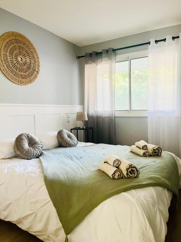 une chambre avec un grand lit avec des serviettes dessus dans l'établissement Appartement 2 pièces à Cannes, à Cannes