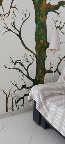 - une chambre avec une fresque murale sur les arbres dans l'établissement maison pour vacance a la mer, à Port-la-Nouvelle