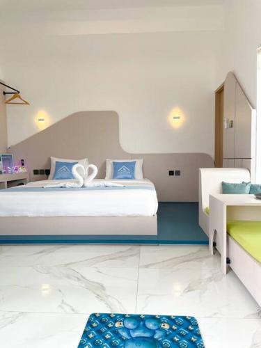 NgaglikにあるHoneymoon Private Pool Villa - Fulton Avalonの青と白の枕が付いたベッドのある寝室