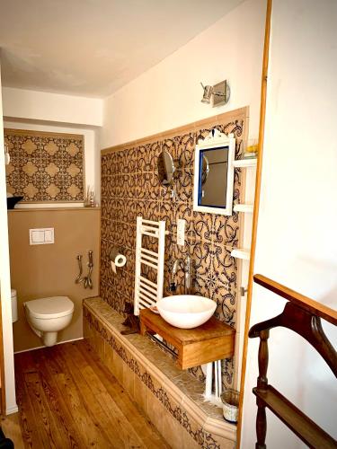 une salle de bain avec un lavabo et des toilettes dans l'établissement La FortBelle, à Beaufort