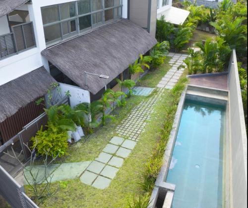an overhead view of a swimming pool in front of a house at Appartement avec jardin Cap Malheureux in Cap Malheureux