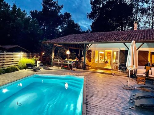 une piscine dans l'arrière-cour d'une maison dans l'établissement Villa landaise de charme avec piscine chauffée, à Vielle-Saint-Girons