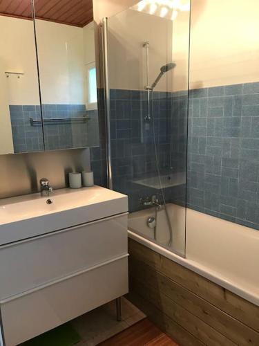 une salle de bain avec un lavabo, une douche et une baignoire dans l'établissement Villa landaise de charme avec piscine chauffée, à Vielle-Saint-Girons