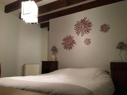 - une chambre dotée d'un lit avec des flocons de neige sur le mur dans l'établissement Villa landaise de charme avec piscine chauffée, à Vielle-Saint-Girons