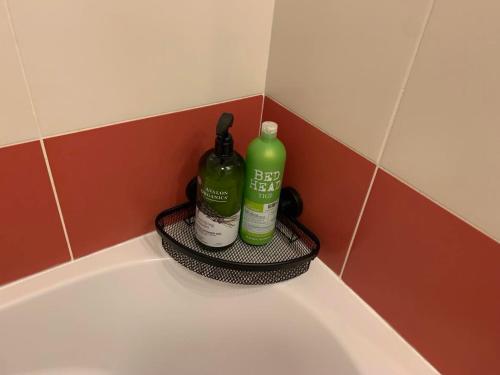 - deux bouteilles d'alcool assises au-dessus d'une baignoire dans l'établissement Le Petit Bruxelles au calme, à Toulouse