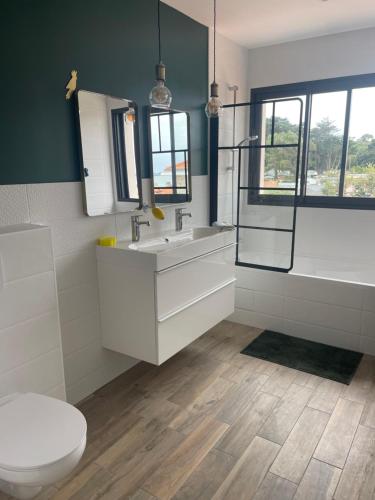une salle de bain avec un lavabo blanc et des toilettes dans l'établissement La Titou Martin, à Saint-Michel-Chef-Chef