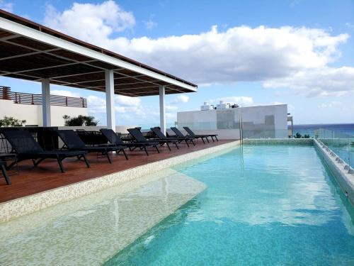 Bassenget på eller i nærheten av Bahay Condo Chic design Equipped fast Wifi