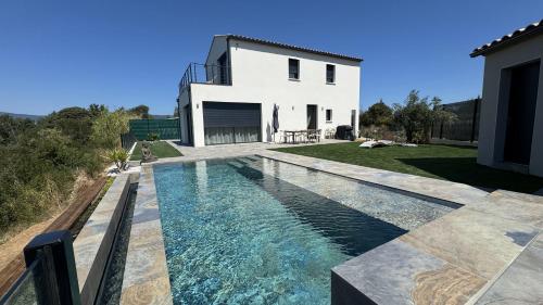 une villa avec piscine devant une maison dans l'établissement La Villa Pangea un havre de paix unique avec vue sur la rivière et la nature, à Gignac