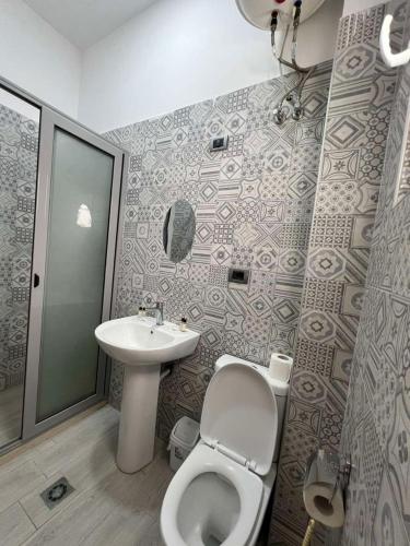 a bathroom with a toilet and a sink at Adriatiku i Vjeter in Shëngjin