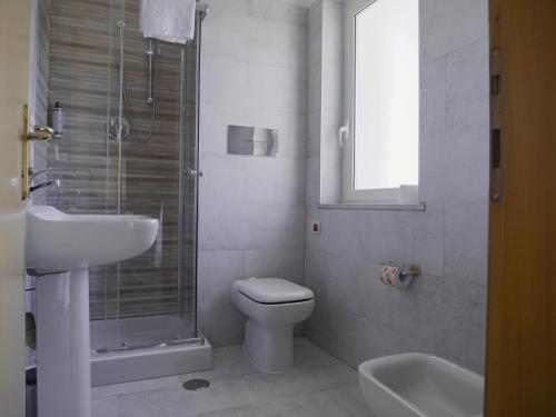 a bathroom with a toilet and a sink and a shower at Giardino Dei Principi d'Abruzzo in Citta' Sant'Angelo