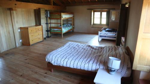 - une chambre avec un lit et une commode dans l'établissement Gîte la Madeleine dans les gorges de la Loire, à Dancé